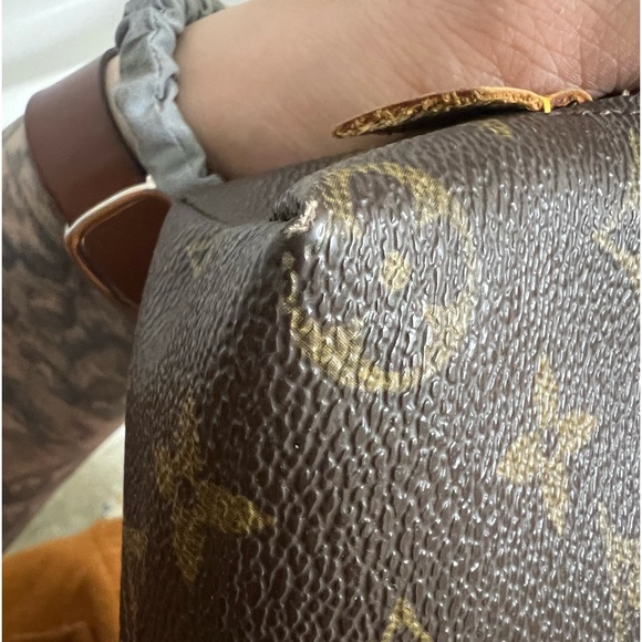 Louis Vuitton Cosmetic Pouch - Picture 13 of 16